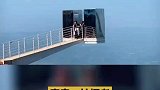 重庆百米悬崖边惊现天空厕所