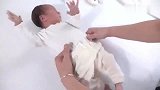 给新生儿小宝宝换衣服，好可爱的样子，看了都想去生个宝宝了！