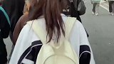 小姑娘那回眸一笑，惹得百花笑常开