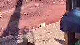 挖掘机师傅用吊臂帮挖土的师傅挡住阳光！