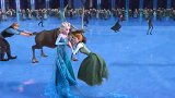 冰雪奇缘：人们都接受了女王，一起开心的玩耍