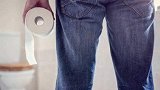 恶心！北京一男子疑内急无处解决 蹲家门口方便：屁股都没擦