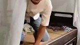 以为男子在修床，画面一转让人防不胜防