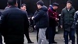 男子在农村相亲的牌面，直接来了一院子的亲戚监督看戏