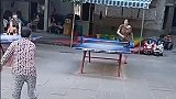 两个大妈打乒乓球的搞笑操作，这应该就是王者之间的对决！