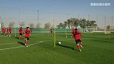 《热点迪拜》国足训练画面首曝光 教练组喊话响彻球场