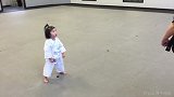 被萌化了！3岁的小女孩学武道 咿咿呀呀的样子实在太可爱