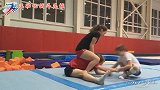要造反？俄罗斯体操队的孩子竟然骑在教练身上压腿