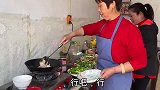 侄子儿子女婿都聚齐，大妮简单做两桌子菜，全家老少举杯送祝福