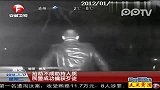 实拍男子抢劫不成劫持人质挥刀向民警要钱