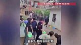 小伙上门提亲遭女方泼水“突袭”，众人被淋成落汤鸡，亲友回应
