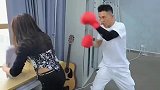 老公把老婆当沙袋，结果被老婆反杀，果然中看不中用