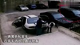女司机载孩子一脚油门整车坠楼，下一秒路人揪心呼喊车成废铁了