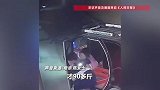 妈妈晕倒被90斤儿子抱回家，回看监控时泪流满面