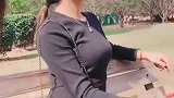小姐姐一身深色服装坐在长凳上摆拍，这样的女孩简直不要太美！
