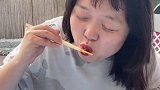 轻松剥小龙虾的方法你们学会了吗用嘴剥虾挑战  别怕恋爱吧