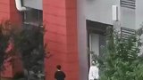 下雨一女生没带伞想与男生共伞，结果男孩凭实力单身