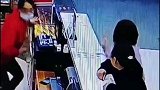 老人轮椅滑落，她们拼命冲过去挡住 老人 见义勇为