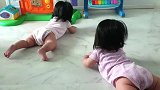 双胞胎宝宝学爬，像两条匍匐前进的小肉虫，心都被萌化了！