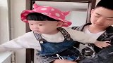 在相差岁的哥哥面前，妹妹的地位一直这样高，太有爱了