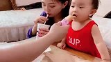在小情人面前喂老婆吃饭，还三番五次逗闺女，小情人的表现太逗了