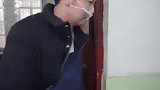 雷佳音不会戴食堂阿姨的口罩，把董子健也带偏了哈哈