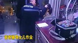 爸爸辅导女儿作业气到崩溃开窗透气，妈妈只能在一旁偷笑了