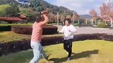 两小伙公园拿剑比武，招招真功夫，真怕他们伤着对方！