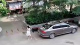 女司机倒车险些撞到人