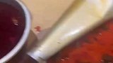 男子点了两份火锅，却发现里面泡着有一张抹布