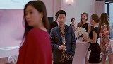 樊胜美刚进酒会就拿手机拍个不停，被曲连杰认定为可以到手的猎物