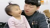 宝宝指着墙上的婚纱照问暖爸：他俩干啥呢妈在闻爸的嘴呢，搞笑