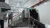 老外发明拔鸡毛神器，只需3分钟，黑鸡进去白鸡出来