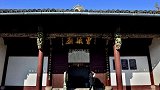 这座庙没有传统庙宇的宏伟 不供奉菩萨佛祖 反而供奉个平常女子