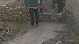邻居盖房把走了多年的路堵死