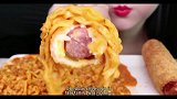 香喷喷的热狗搭配火鸡面，看小姐姐的吃相就感觉超级有食欲啊