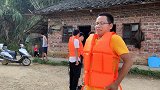 小伙到河边抛渔网，才下第一网就收获了好几条鱼，这技术真不错
