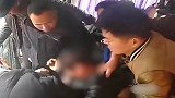 众人齐出手！客车行驶时遭抢夺方向盘 乘客果断出手将其制服