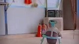 当一岁的宝宝坐学步车