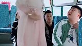 小伙坐公交车时睡着了，美女把小伙弄醒了，结果搞笑了！
