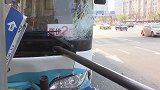 越野车连变三道疯狂并线 撞上公交车致6人受伤