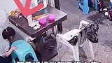 太懂事了！妈妈忙着招呼客人，慌乱中吼了孩子，孩子躲在角落里偷偷哭泣懂事的让人心疼 孩子成长