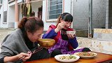 农村表妹嘴馋吃回锅肉，老妈扬言倒贴嫁出去都难