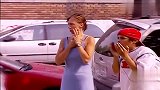街头恶搞路人：路人投个篮竟砸烂别人的车，路人抱头式绝望