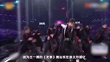 王一博酷盖造型演唱《龙拳》燃炸舞台，主持时却变身可爱大男孩