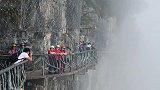 万丈悬崖上的栈道
