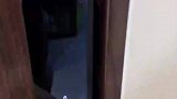 网友开门发现隔壁大哥睡楼道，大哥应该是触犯天条了