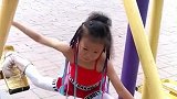 这么小的女孩都会一字马，让我这个阿姨情何以堪，佩服