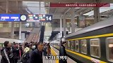 “火车硬座惊现‘上下铺’，硬座下躺着一大爷”，官方辟谣