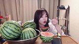 韩国美女吃迷你西瓜，樱桃小口慢慢吃，超满足